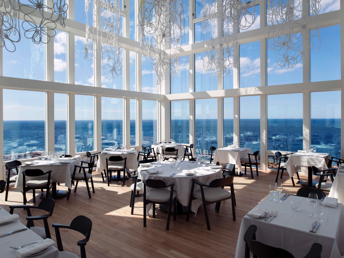 One of the Inn’s most iconic spaces, the Dining Room features a dramatic vaulted ceiling and looks out over the ocean with views of the community.